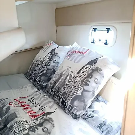 Bateau A Quai 4 Personnes * 아그